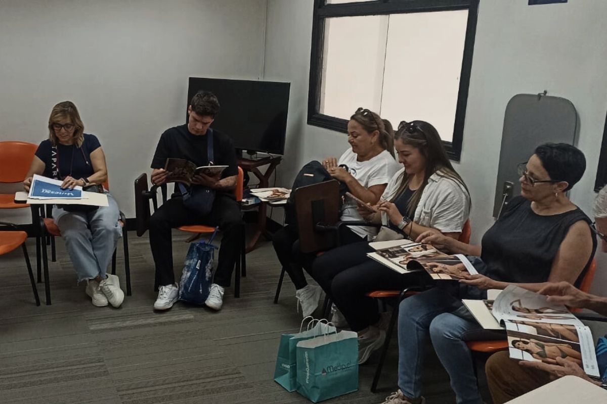 Empresarios de Costa Rica en reunión de compras con ColombiaMall, preparando visitas a fábricas en Medellín.